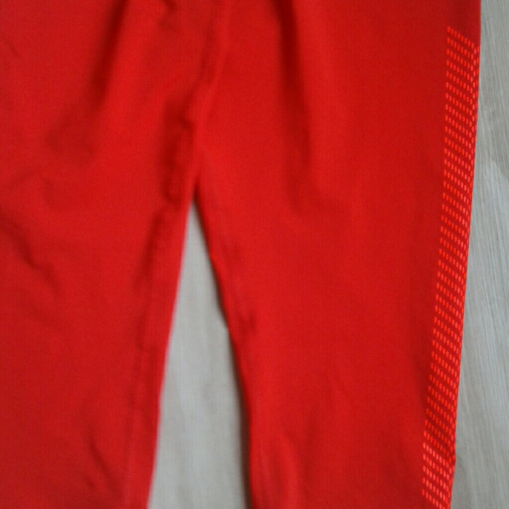 yoga pants. - Picture 3 of 4